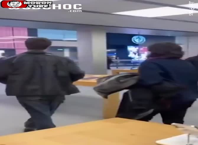 Video :The 'iPhone' is stolen from the Apple Store display case by a brazen robber